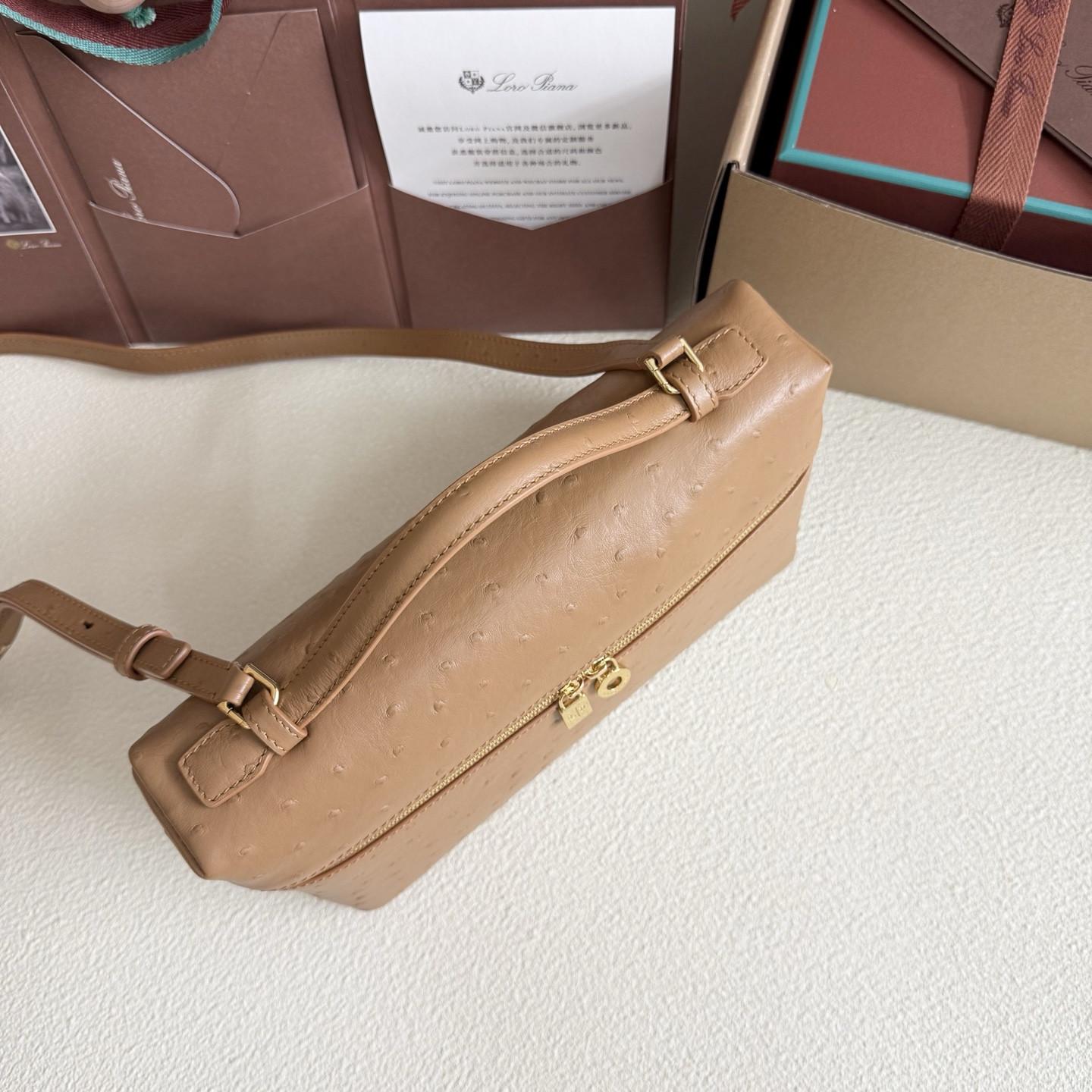 L0r0 P1ana Extra Pocket L27 Ostrich-grained Leather 16x27x10cm