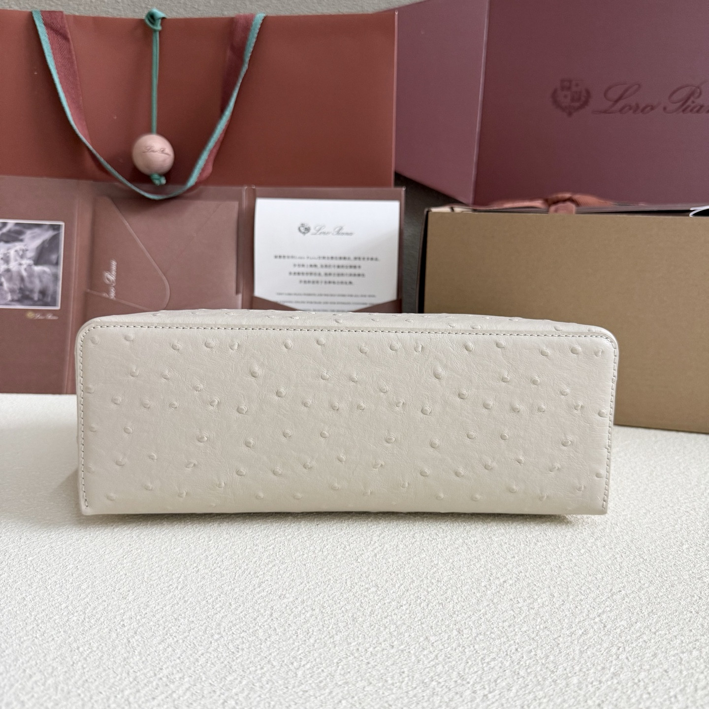 L0r0 P1ana Extra Pocket L27 Ostrich-grained Leather 16x27x10cm