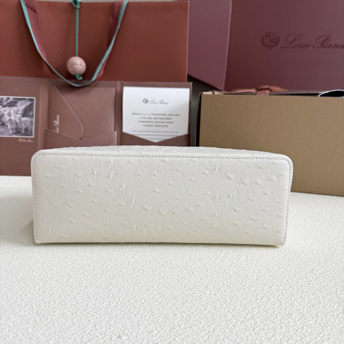 L0r0 P1ana Extra Pocket L27 Ostrich-grained Leather 16x27x10cm