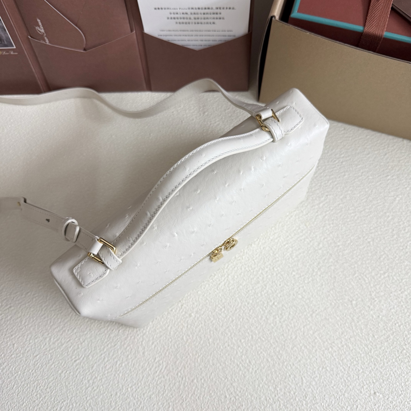 L0r0 P1ana Extra Pocket L27 Ostrich-grained Leather 16x27x10cm