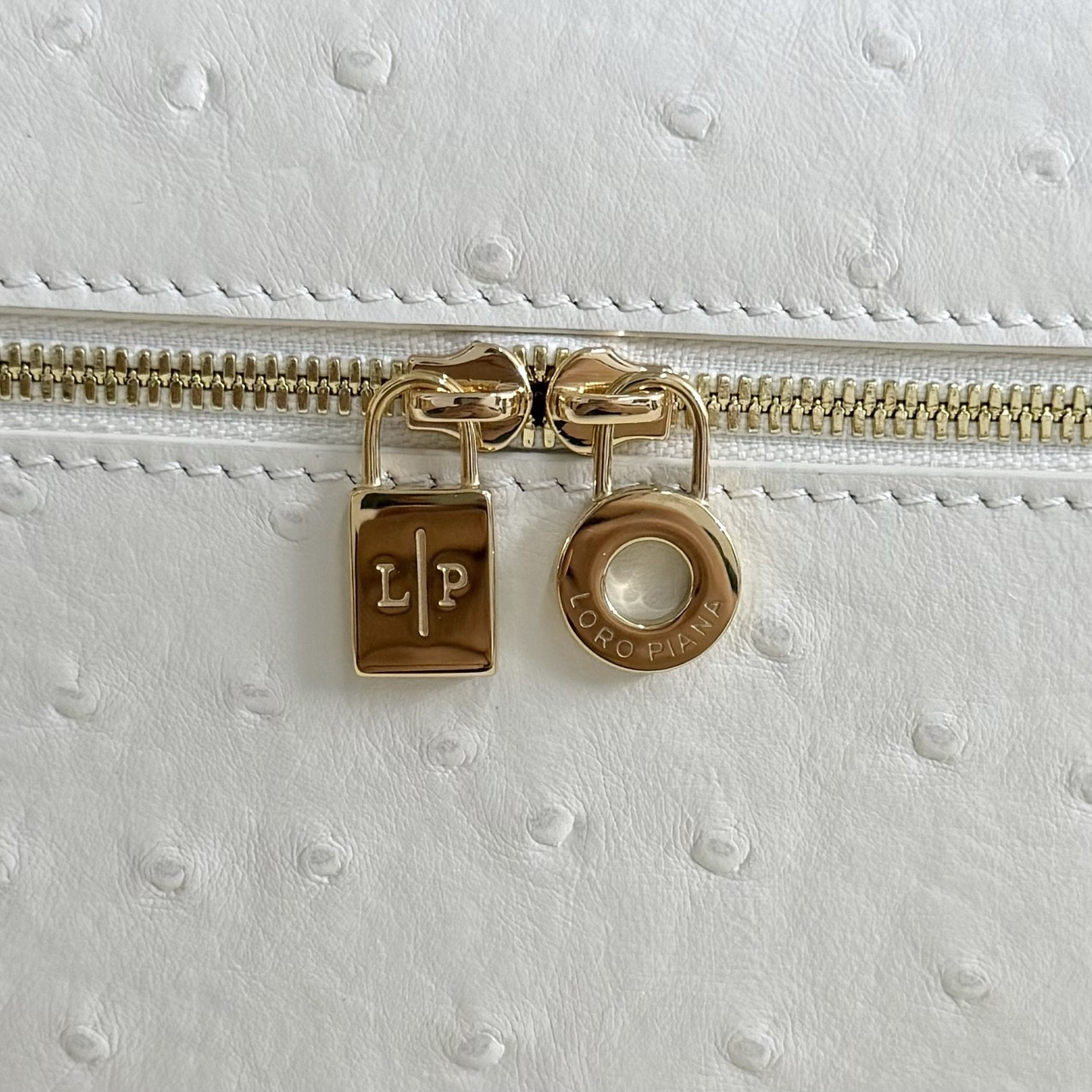 L0r0 P1ana Extra Pocket L27 Ostrich-grained Leather 16x27x10cm