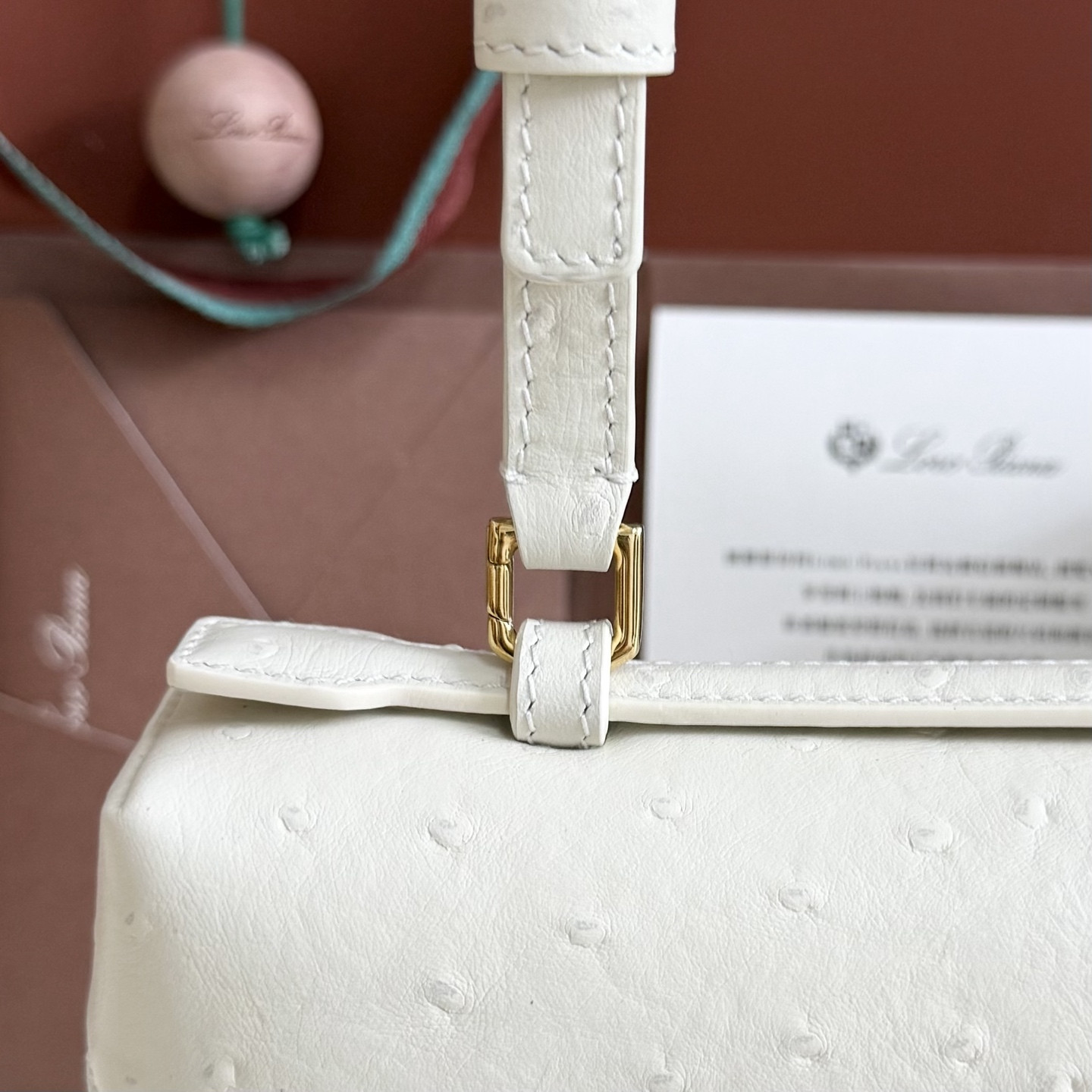 L0r0 P1ana Extra Pocket L27 Ostrich-grained Leather 16x27x10cm