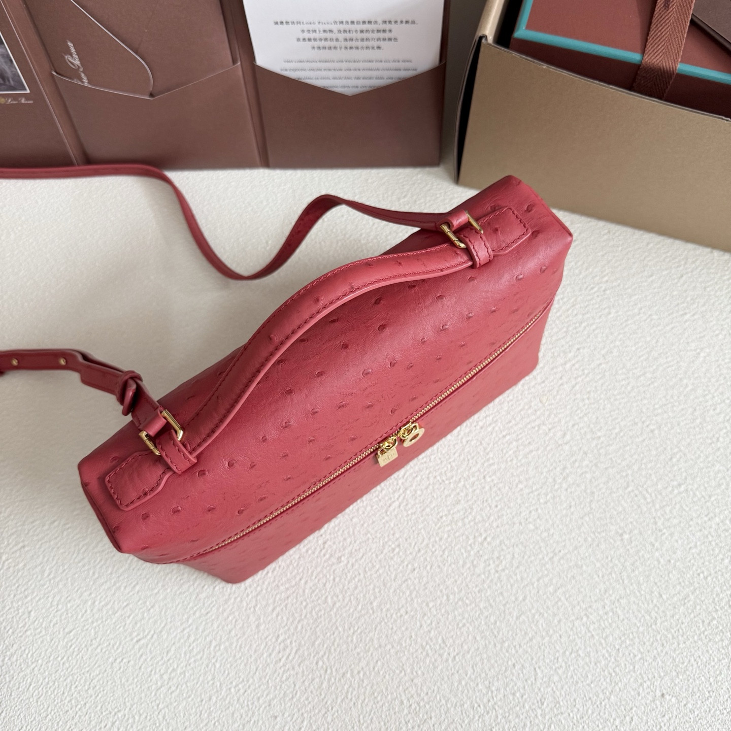 L0r0 P1ana Extra Pocket L27 Ostrich-grained Leather 16x27x10cm