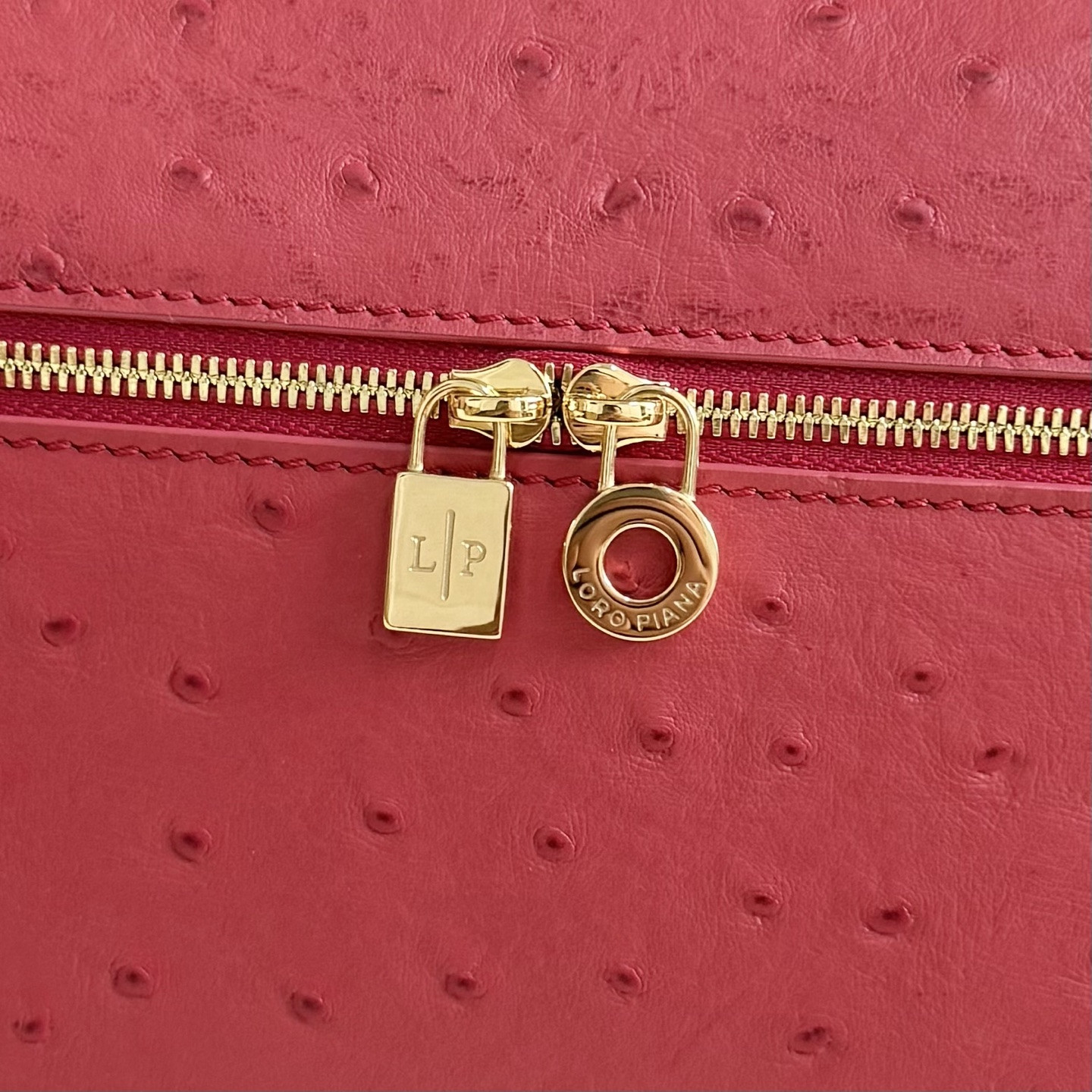 L0r0 P1ana Extra Pocket L27 Ostrich-grained Leather 16x27x10cm