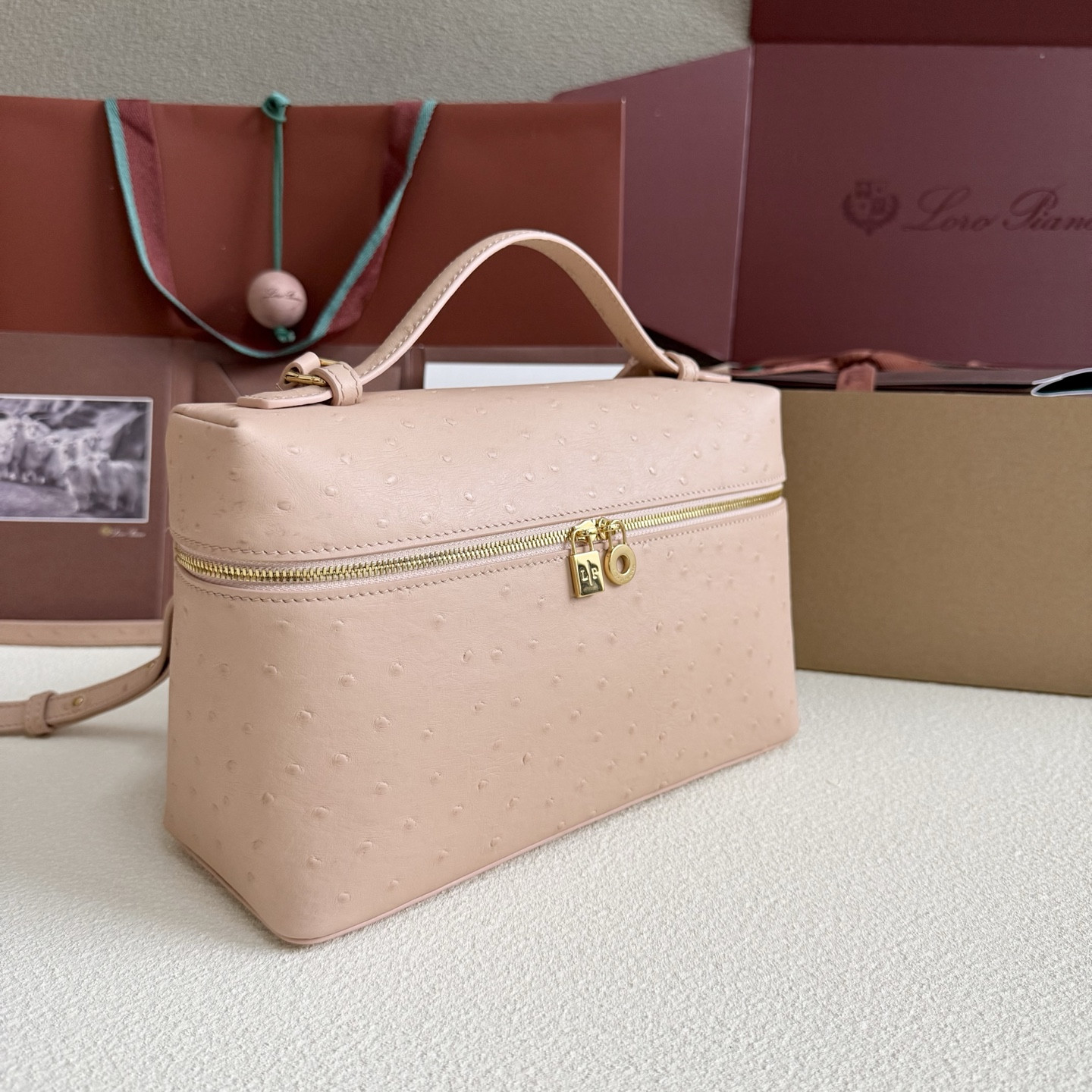 L0r0 P1ana Extra Pocket L27 Ostrich-grained Leather 16x27x10cm