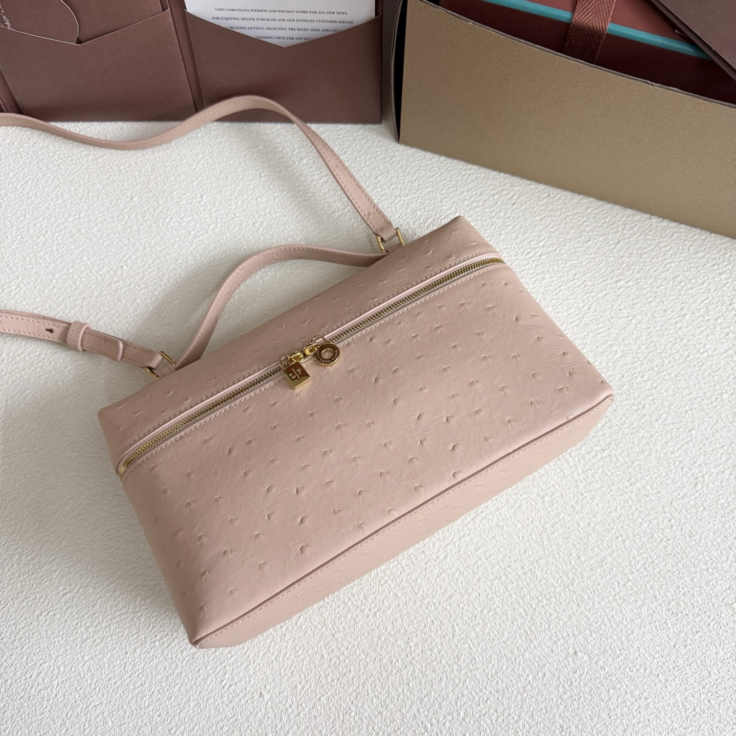 L0r0 P1ana Extra Pocket L27 Ostrich-grained Leather 16x27x10cm