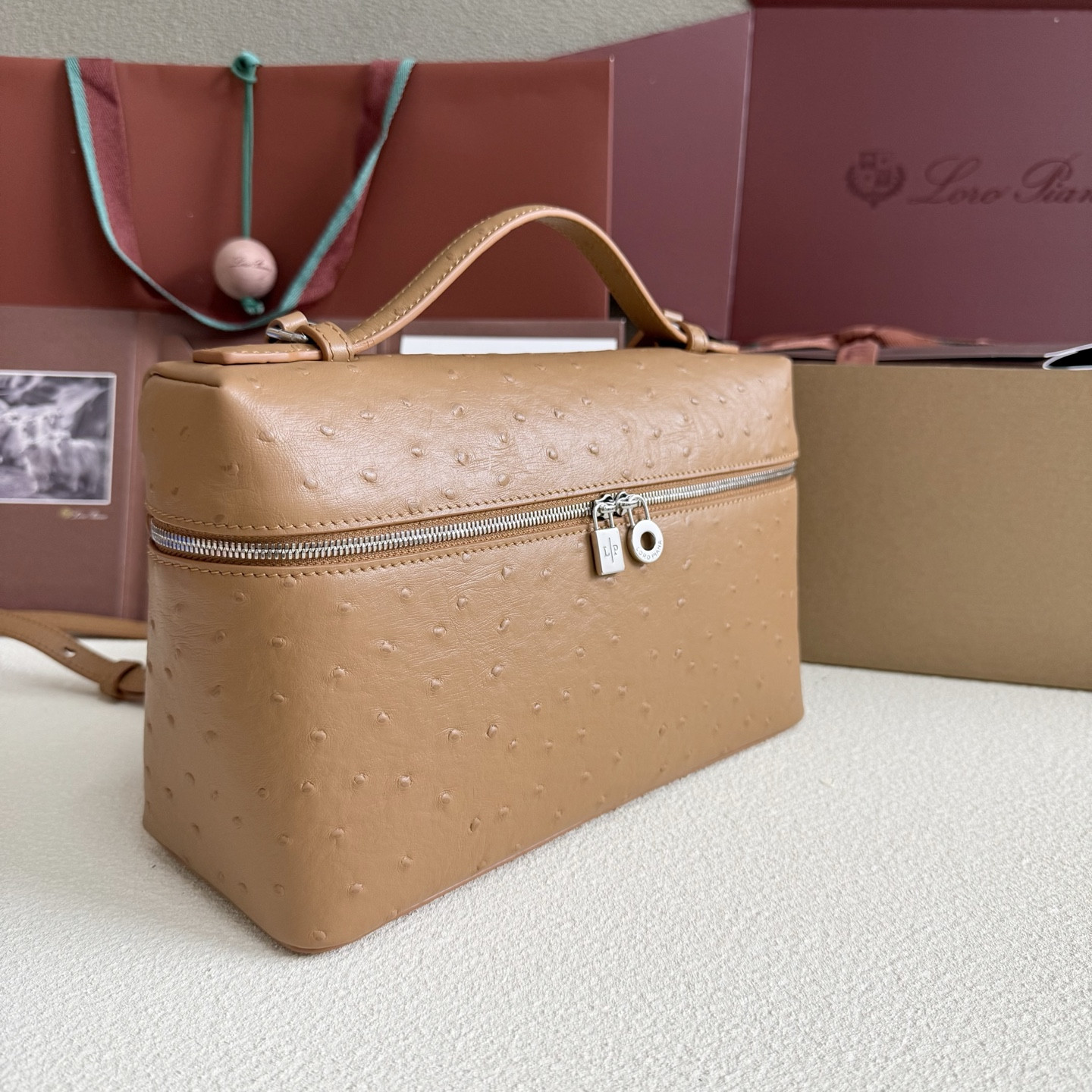 L0r0 P1ana Extra Pocket L27 Ostrich-grained Leather 16x27x10cm