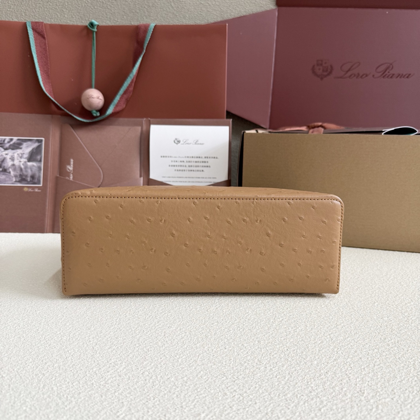 L0r0 P1ana Extra Pocket L27 Ostrich-grained Leather 16x27x10cm