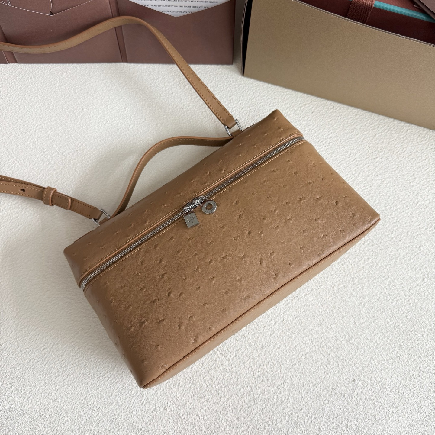 L0r0 P1ana Extra Pocket L27 Ostrich-grained Leather 16x27x10cm