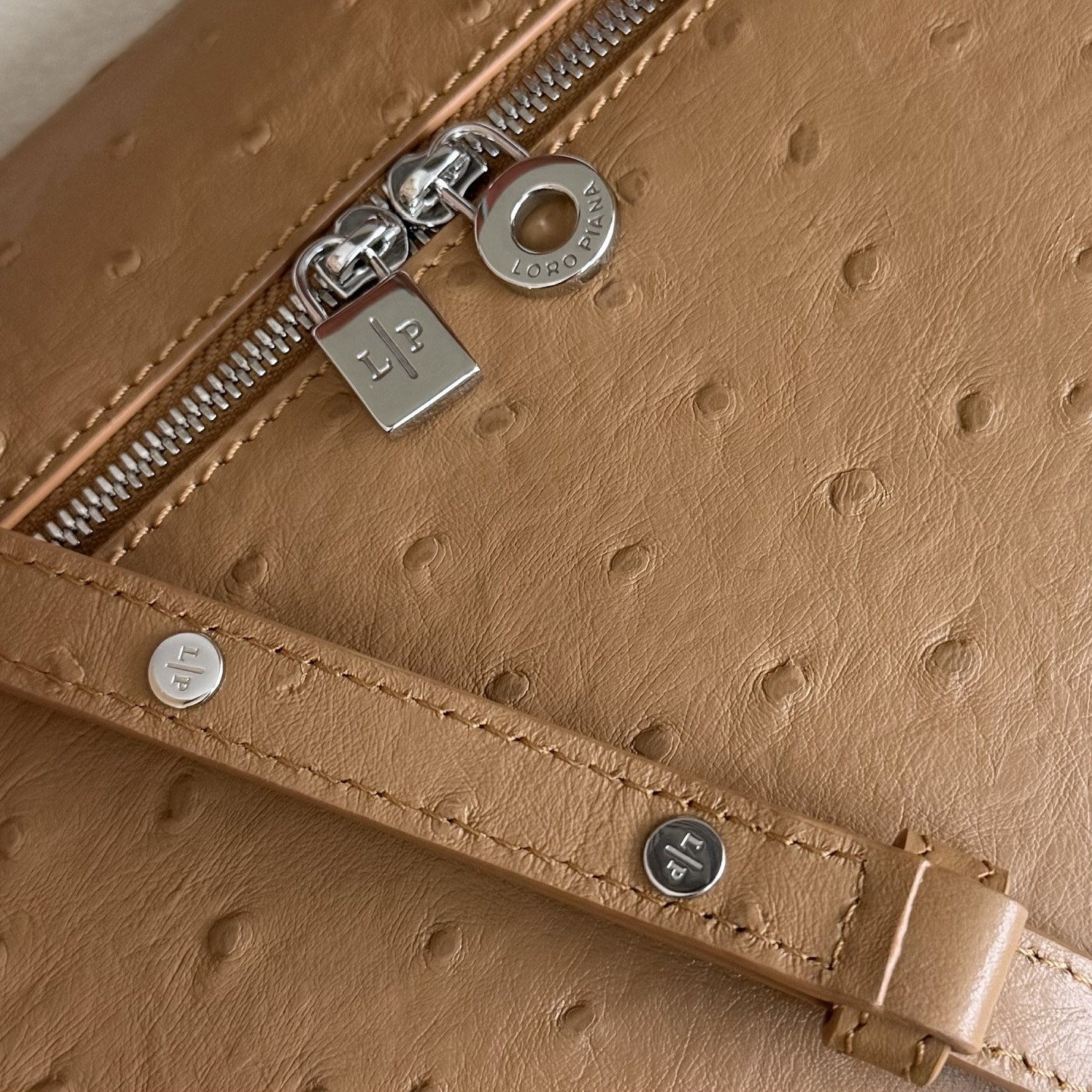 L0r0 P1ana Extra Pocket L27 Ostrich-grained Leather 16x27x10cm