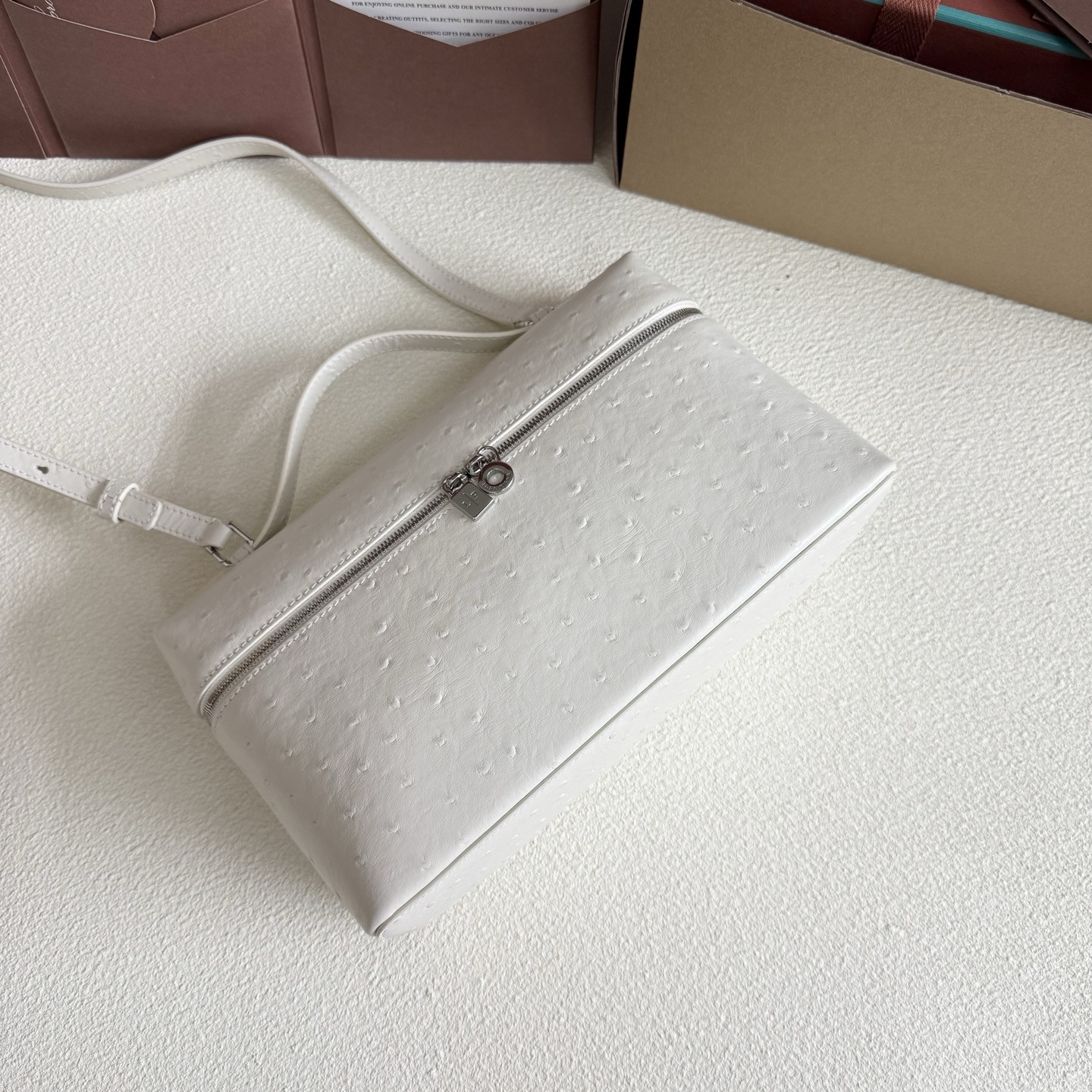 L0r0 P1ana Extra Pocket L27 Ostrich-grained Leather 16x27x10cm