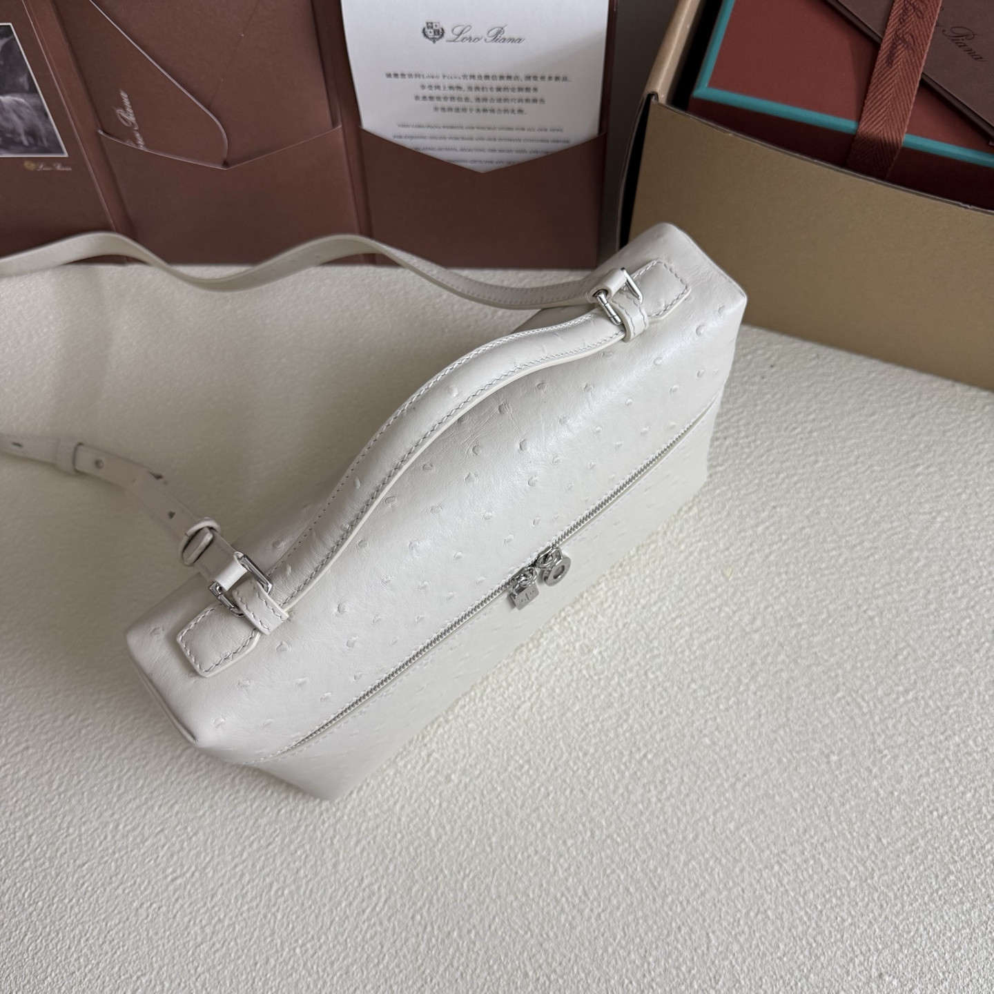 L0r0 P1ana Extra Pocket L27 Ostrich-grained Leather 16x27x10cm