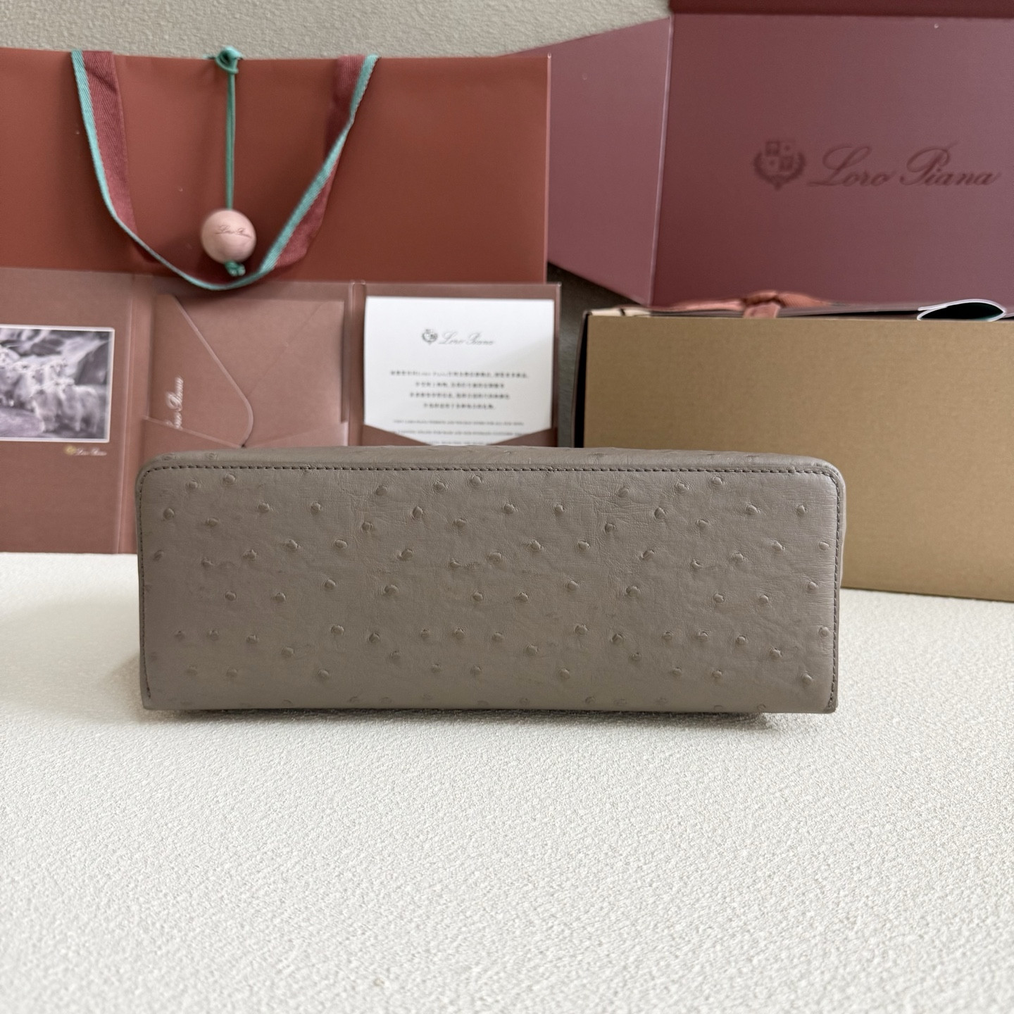 L0r0 P1ana Extra Pocket L27 Ostrich-grained Leather 16x27x10cm