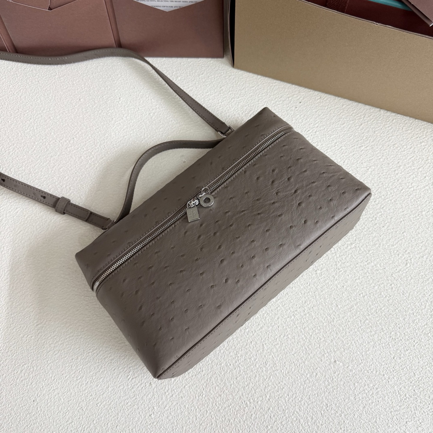 L0r0 P1ana Extra Pocket L27 Ostrich-grained Leather 16x27x10cm