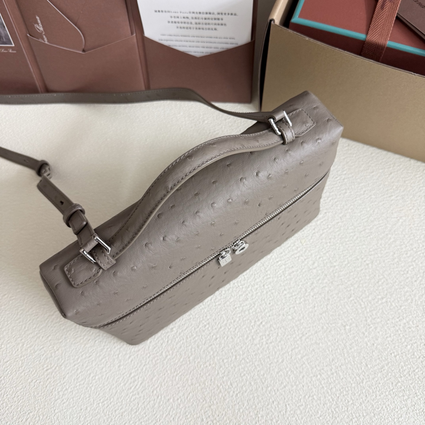 L0r0 P1ana Extra Pocket L27 Ostrich-grained Leather 16x27x10cm