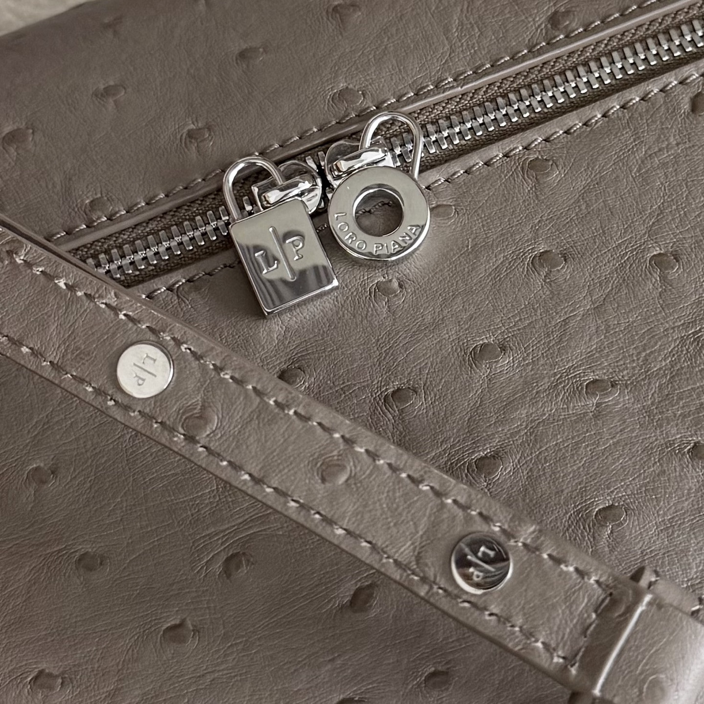 L0r0 P1ana Extra Pocket L27 Ostrich-grained Leather 16x27x10cm