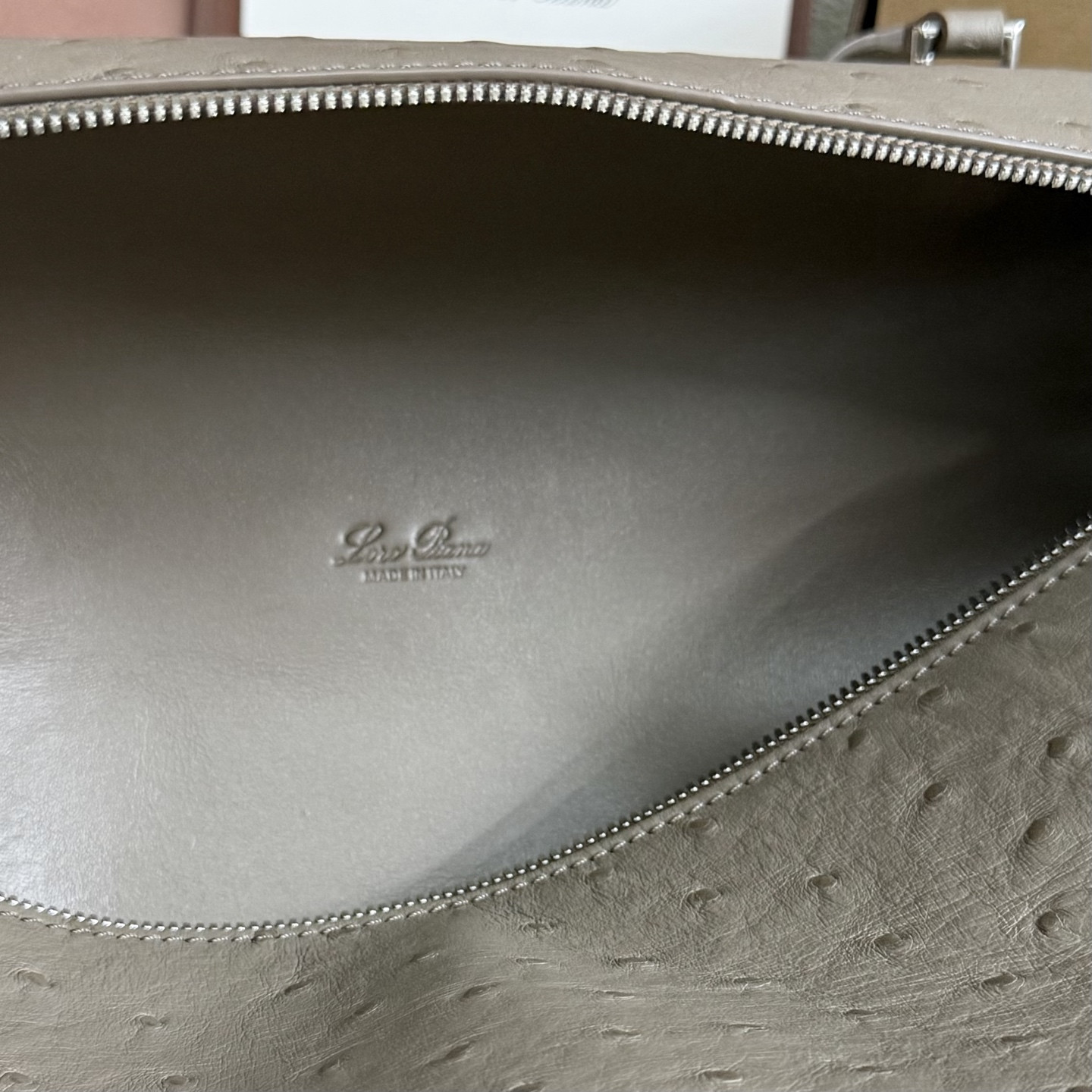 L0r0 P1ana Extra Pocket L27 Ostrich-grained Leather 16x27x10cm