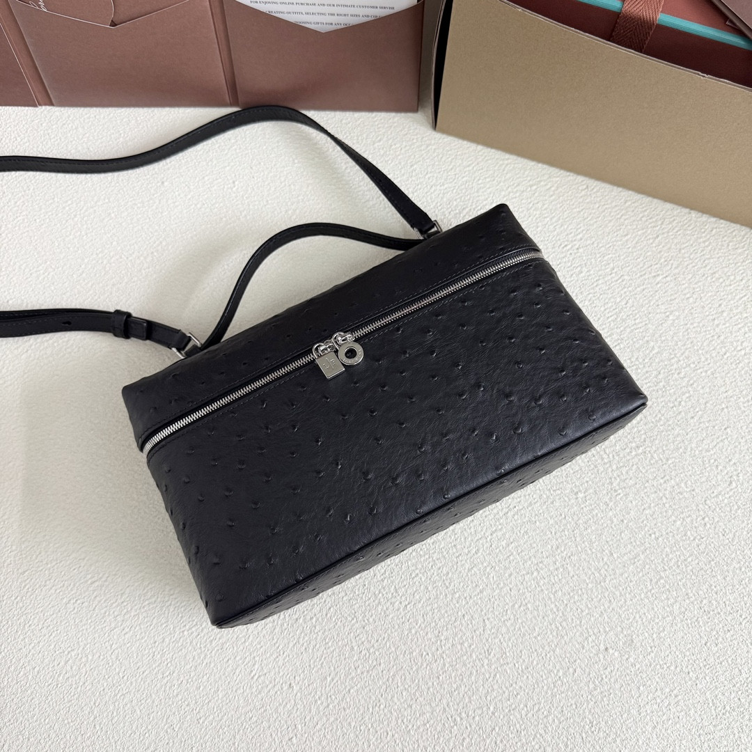 L0r0 P1ana Extra Pocket L27 Ostrich-grained Leather 16x27x10cm
