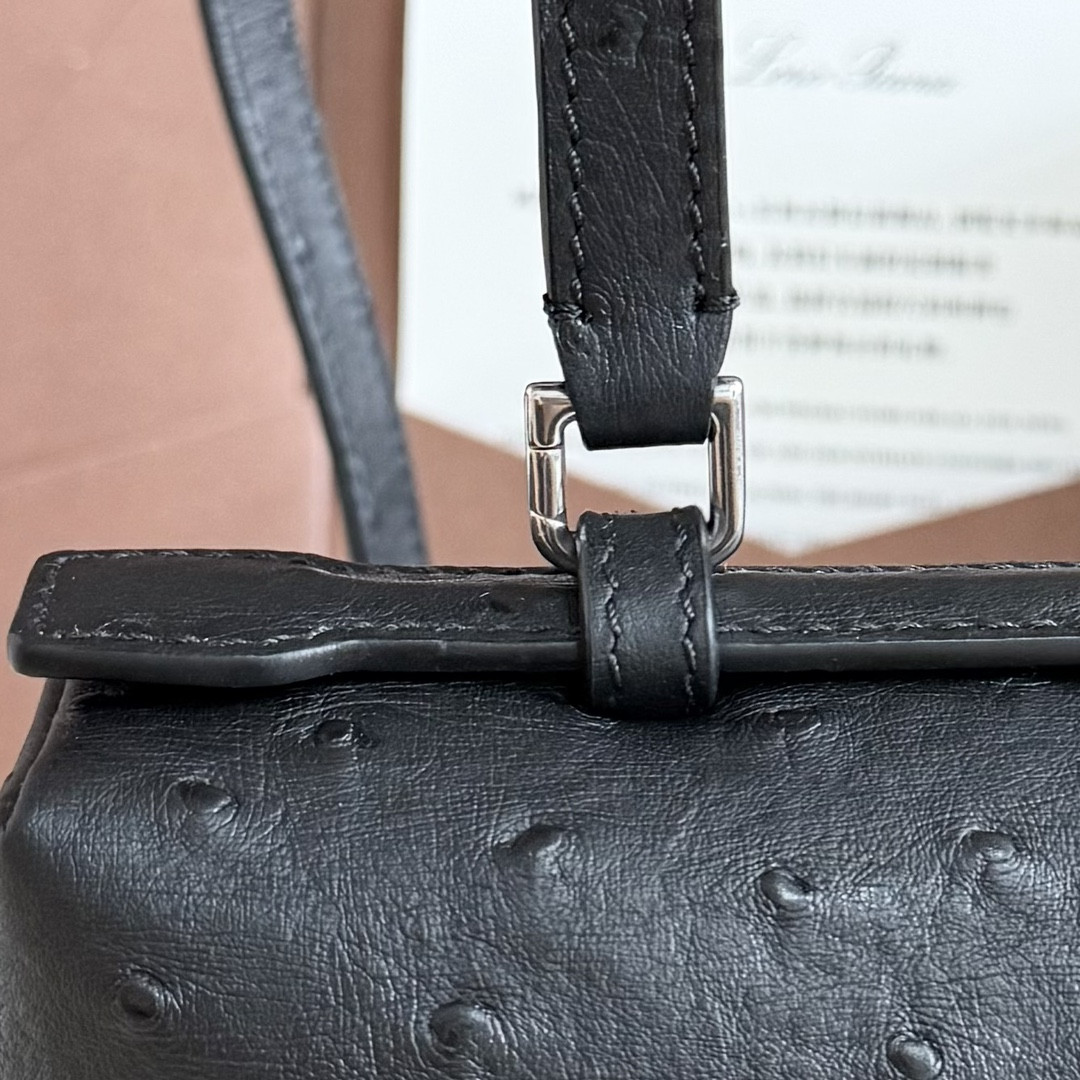 L0r0 P1ana Extra Pocket L27 Ostrich-grained Leather 16x27x10cm