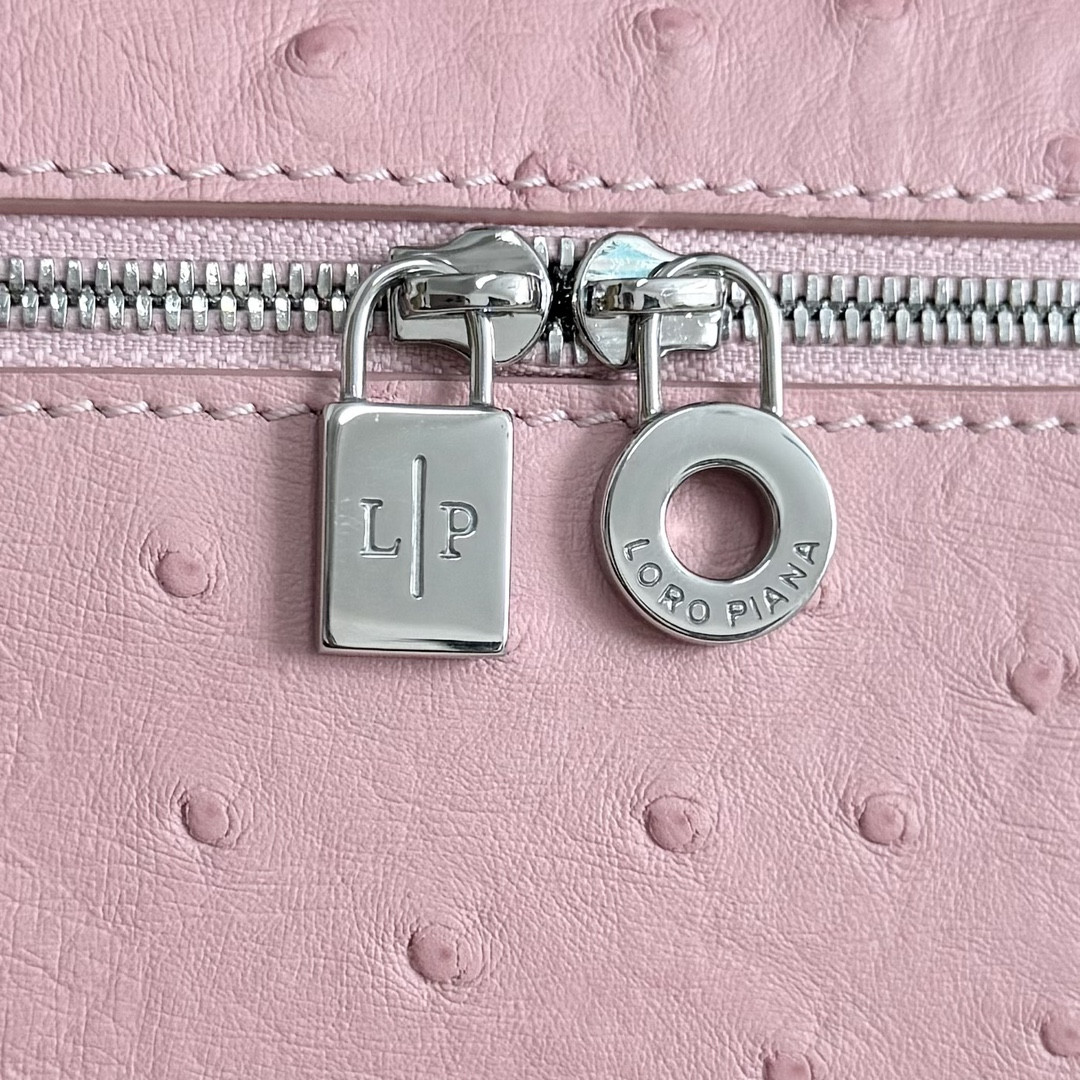 L0r0 P1ana Extra Pocket L27 Ostrich-grained Leather 16x27x10cm