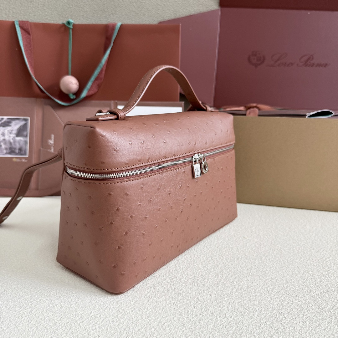 L0r0 P1ana Extra Pocket L27 Ostrich-grained Leather 16x27x10cm