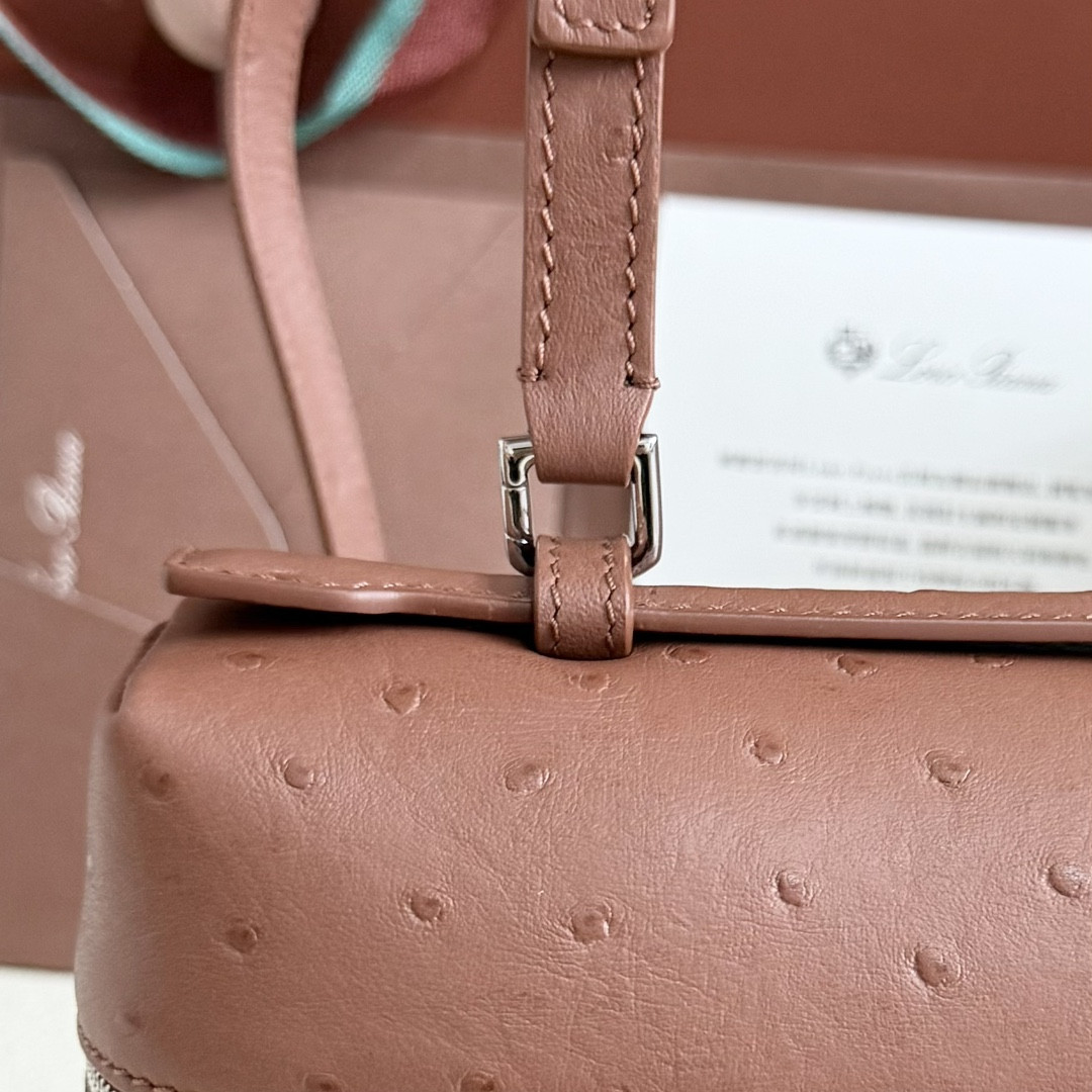 L0r0 P1ana Extra Pocket L27 Ostrich-grained Leather 16x27x10cm