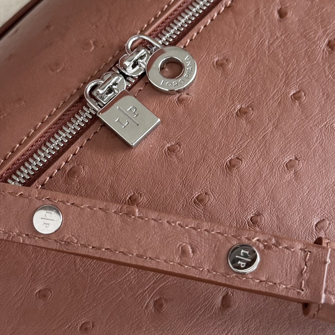L0r0 P1ana Extra Pocket L27 Ostrich-grained Leather 16x27x10cm