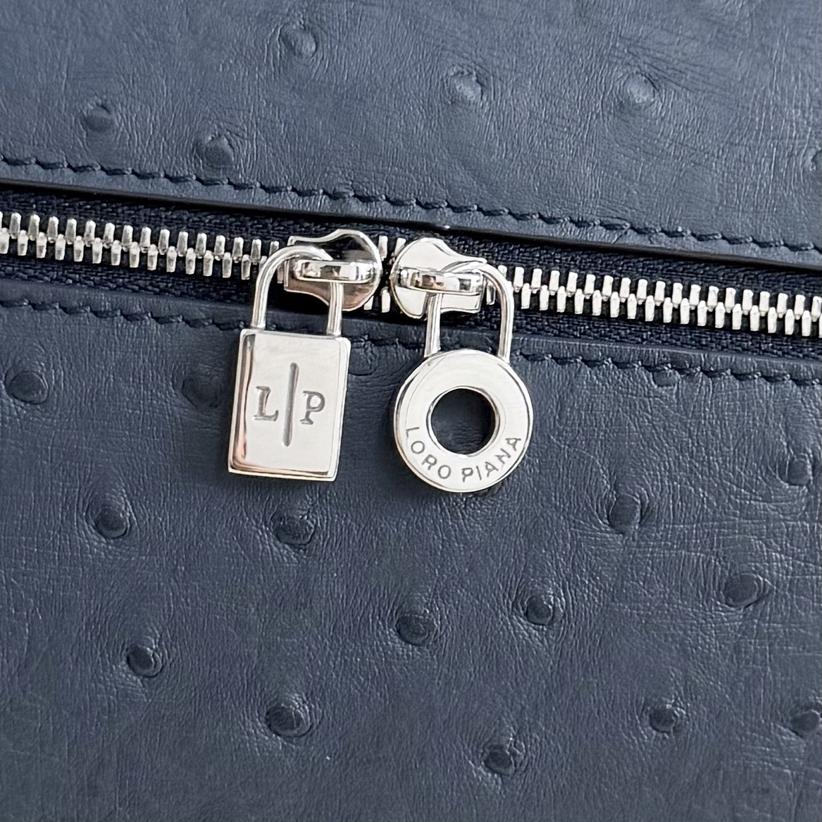 L0r0 P1ana Extra Pocket L27 Ostrich-grained Leather 16x27x10cm