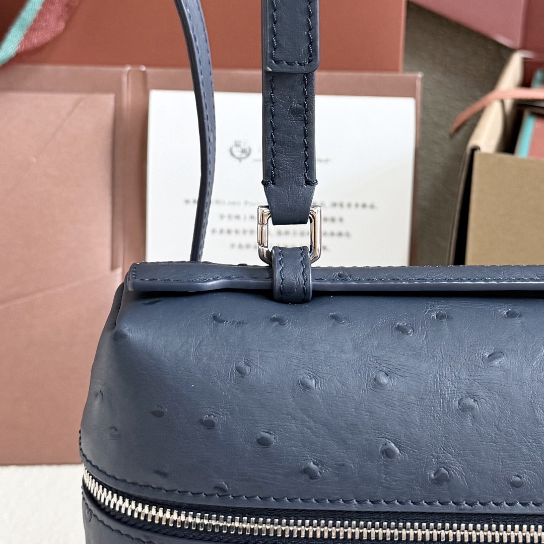 L0r0 P1ana Extra Pocket L27 Ostrich-grained Leather 16x27x10cm