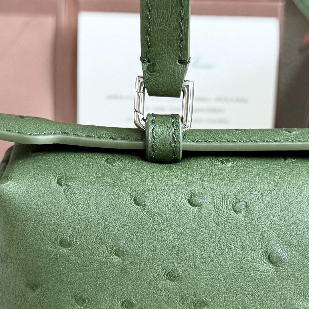 L0r0 P1ana Extra Pocket L27 Ostrich-grained Leather 16x27x10cm