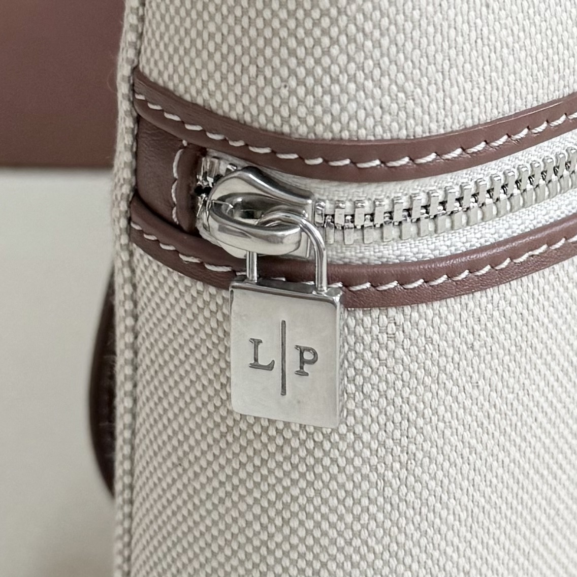 L0r0 P1ana Extra pouch L29 29x18x5cm