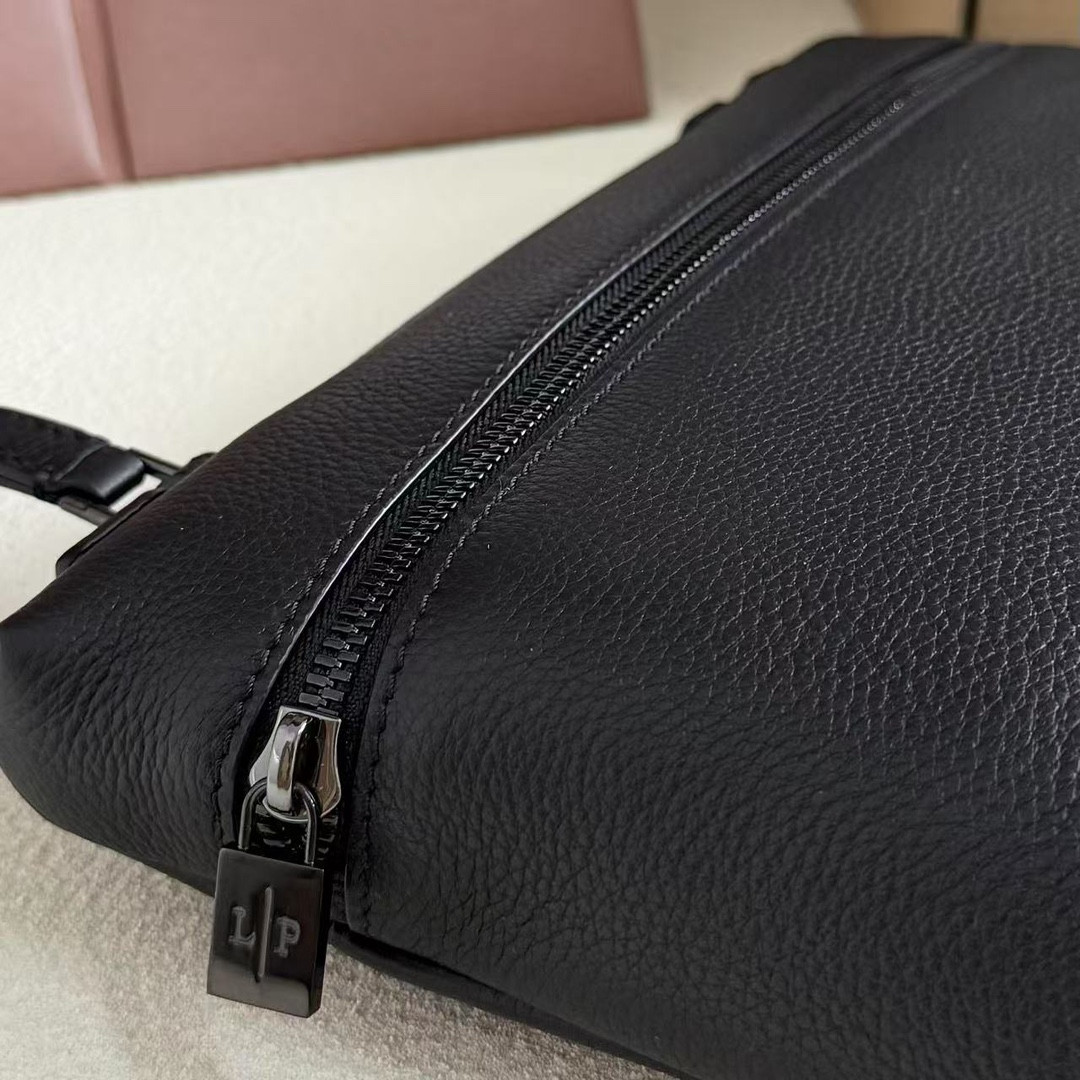 L0r0 P1ana Extra pouch L29 29x18x5cm