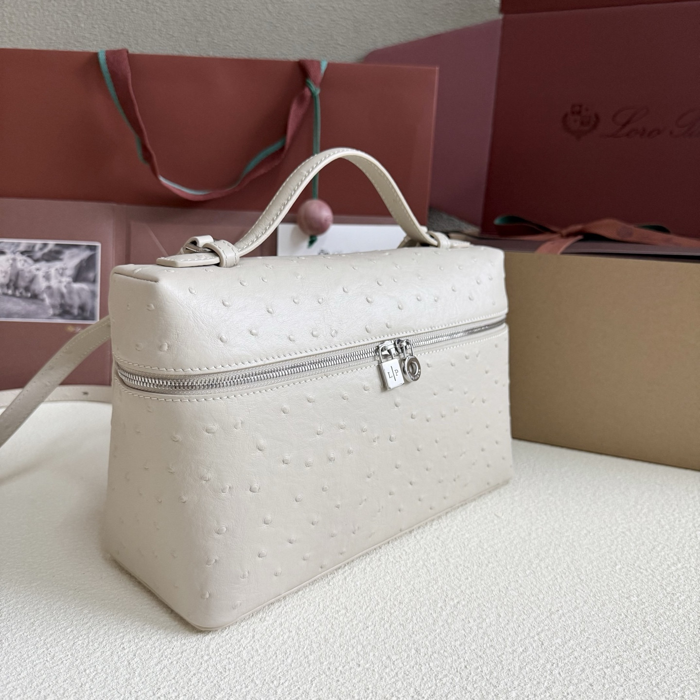 L0r0 P1ana Extra Pocket L27 Ostrich-grained Leather 16x27x10cm