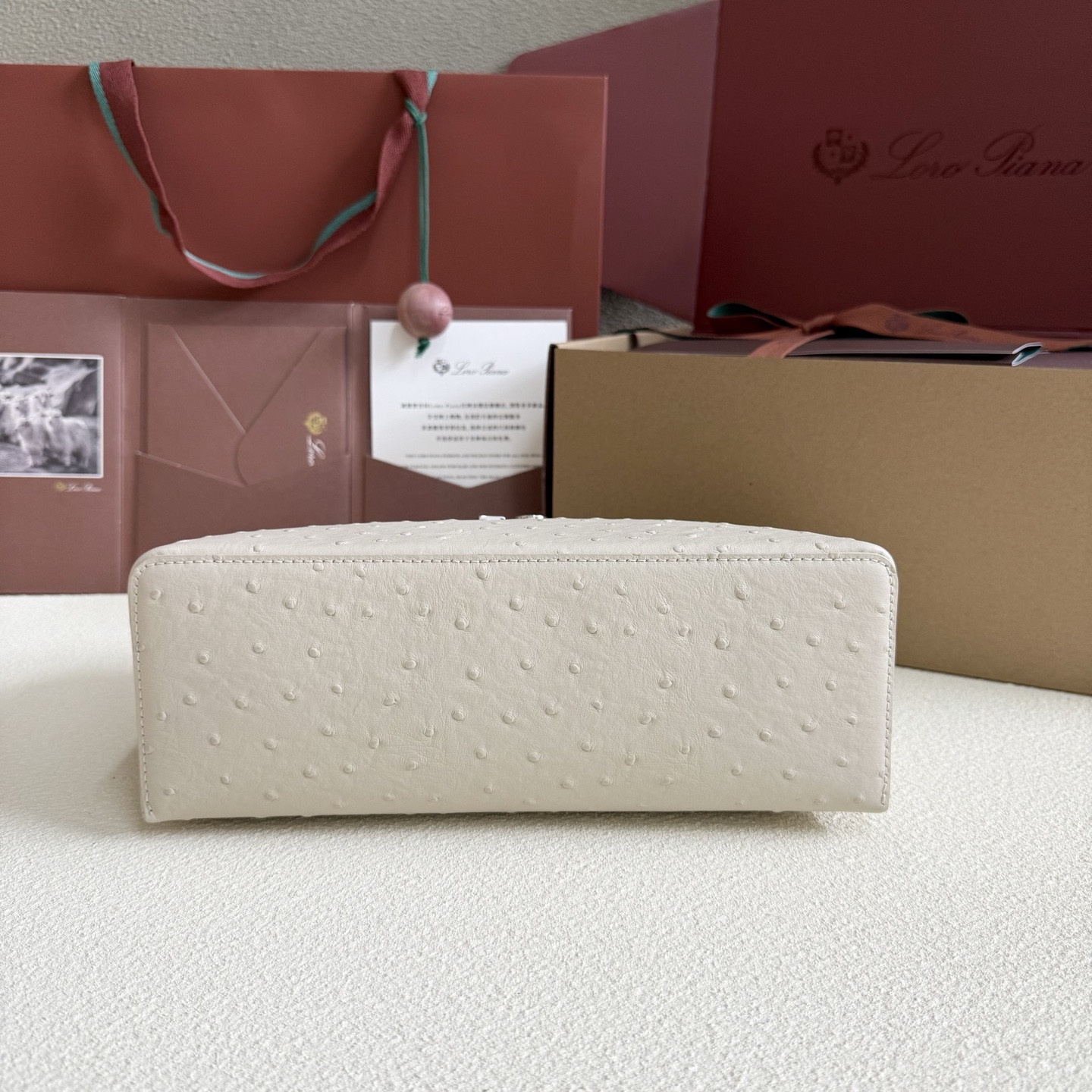 L0r0 P1ana Extra Pocket L27 Ostrich-grained Leather 16x27x10cm