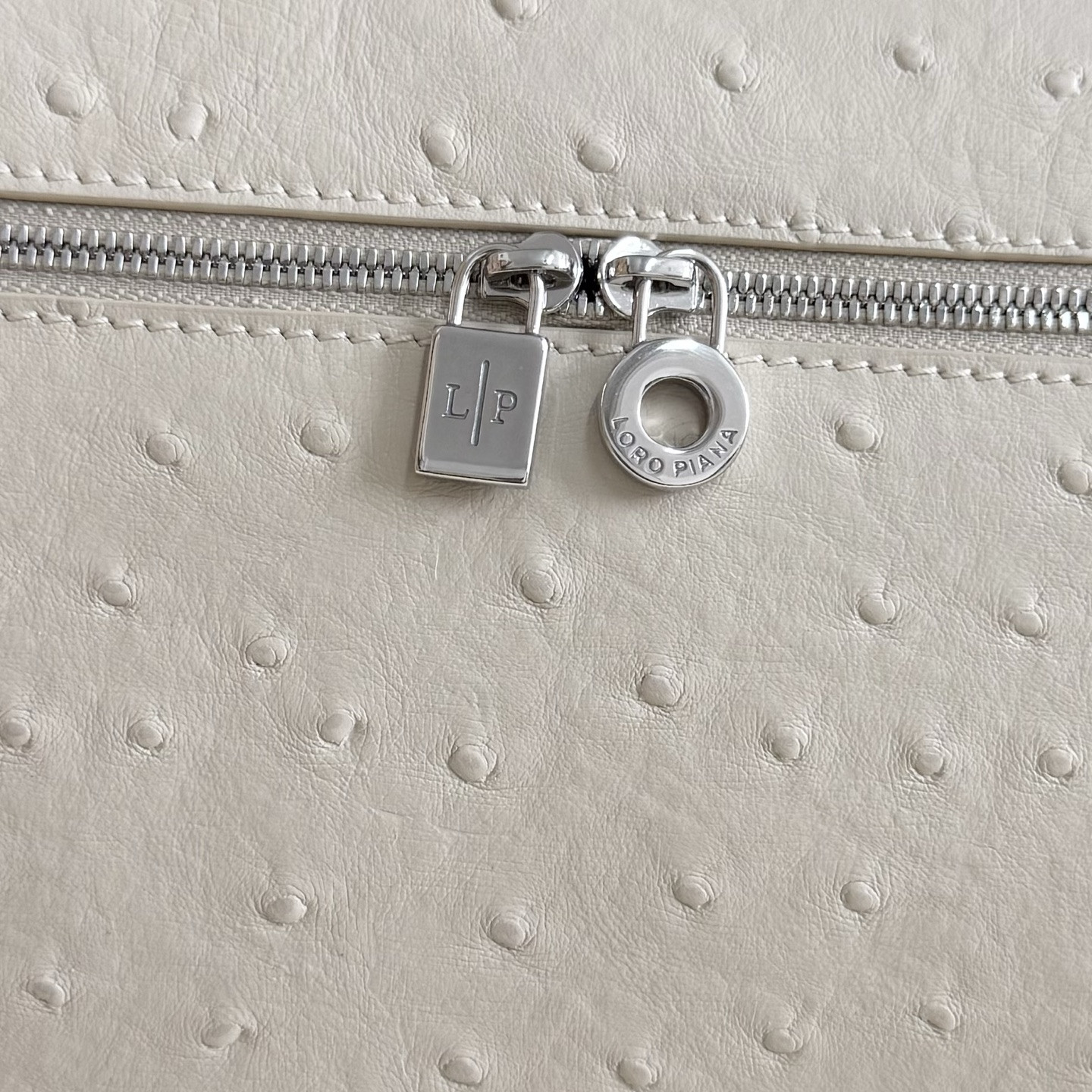 L0r0 P1ana Extra Pocket L27 Ostrich-grained Leather 16x27x10cm