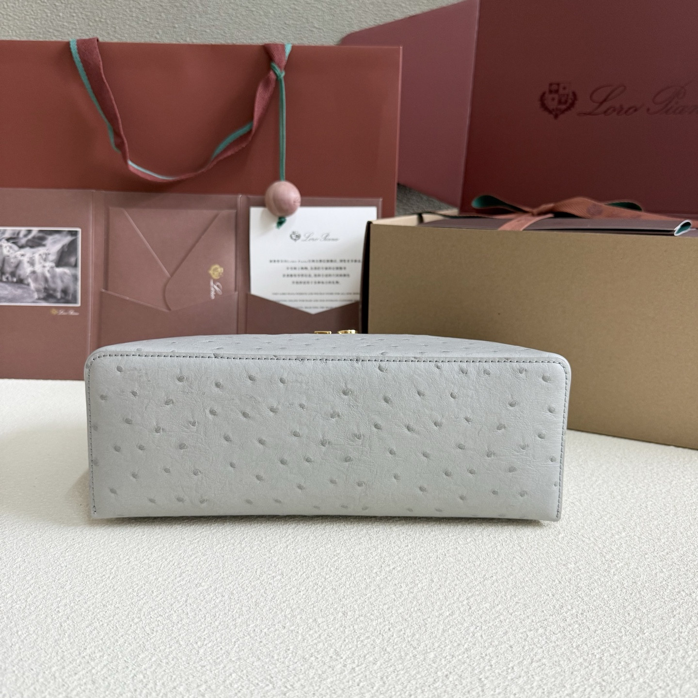 L0r0 P1ana Extra Pocket L27 Ostrich-grained Leather 16x27x10cm