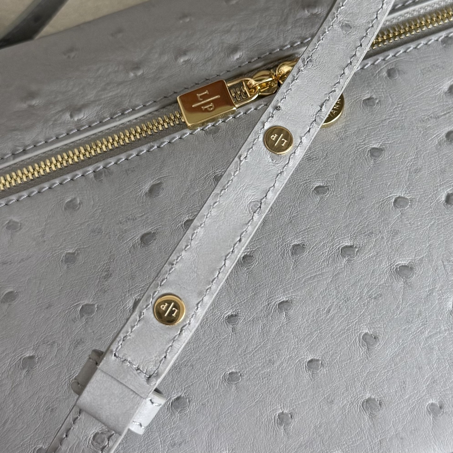 L0r0 P1ana Extra Pocket L27 Ostrich-grained Leather 16x27x10cm