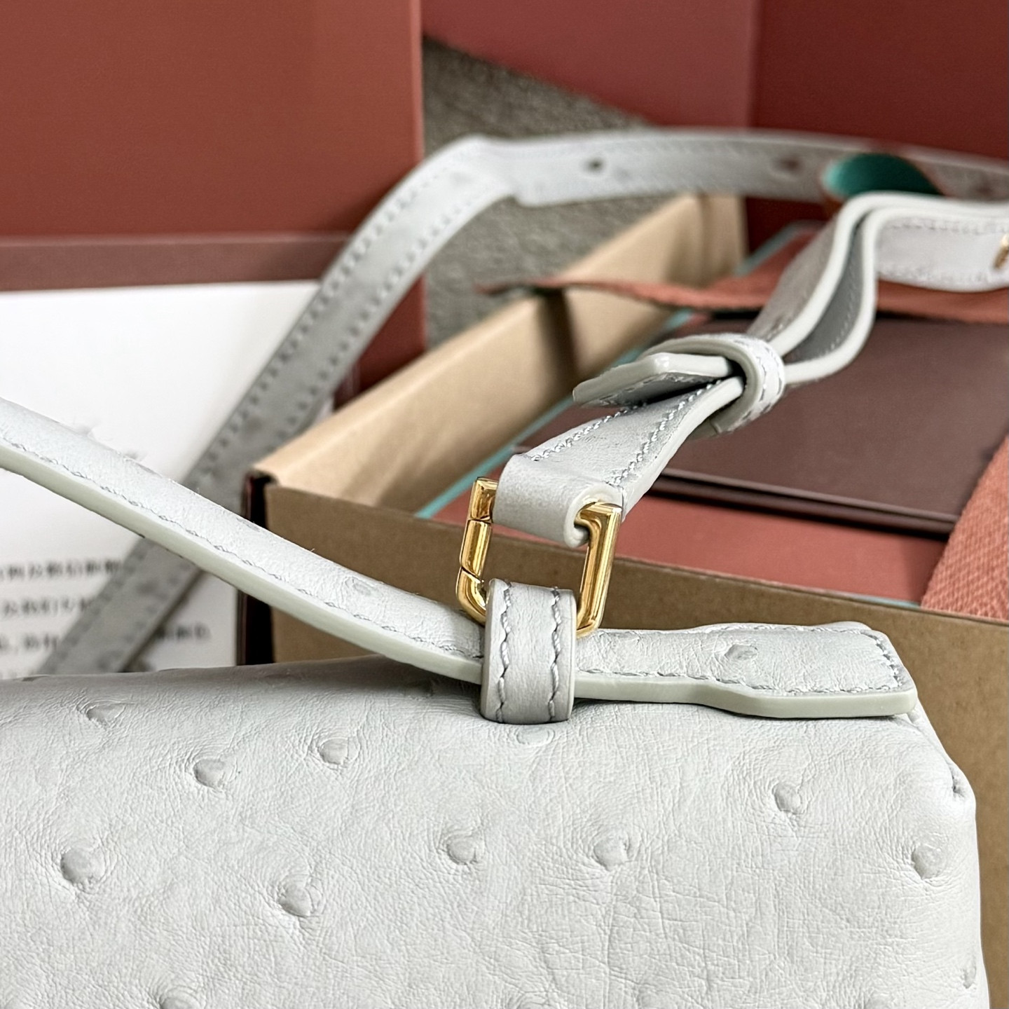 L0r0 P1ana Extra Pocket L27 Ostrich-grained Leather 16x27x10cm