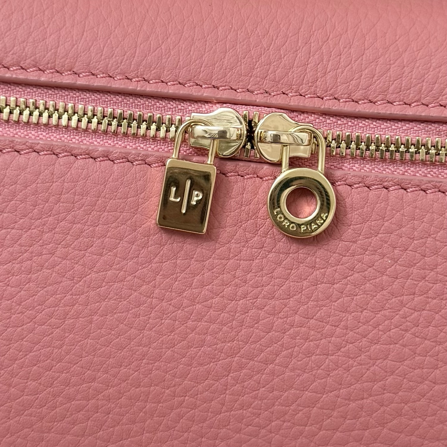 L0r0 P1ana Extra Pocket L19 Grained Calfskin 11 x 19 x 6.5 cm