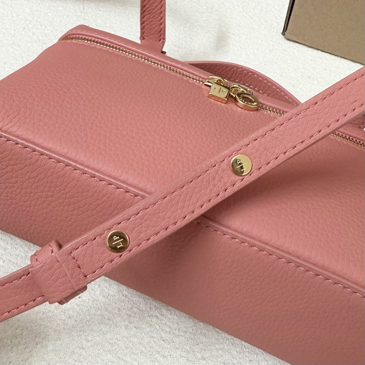 L0r0 P1ana Extra Pocket L19 Grained Calfskin 11 x 19 x 6.5 cm