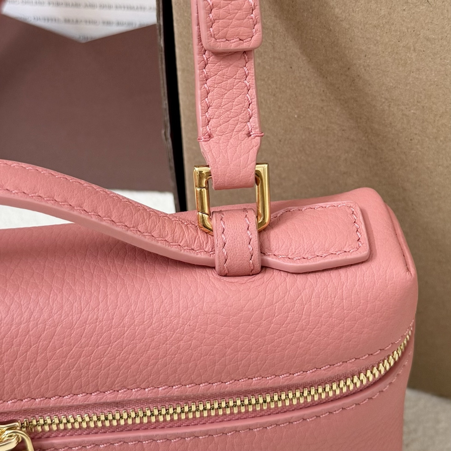 L0r0 P1ana Extra Pocket L19 Grained Calfskin 11 x 19 x 6.5 cm