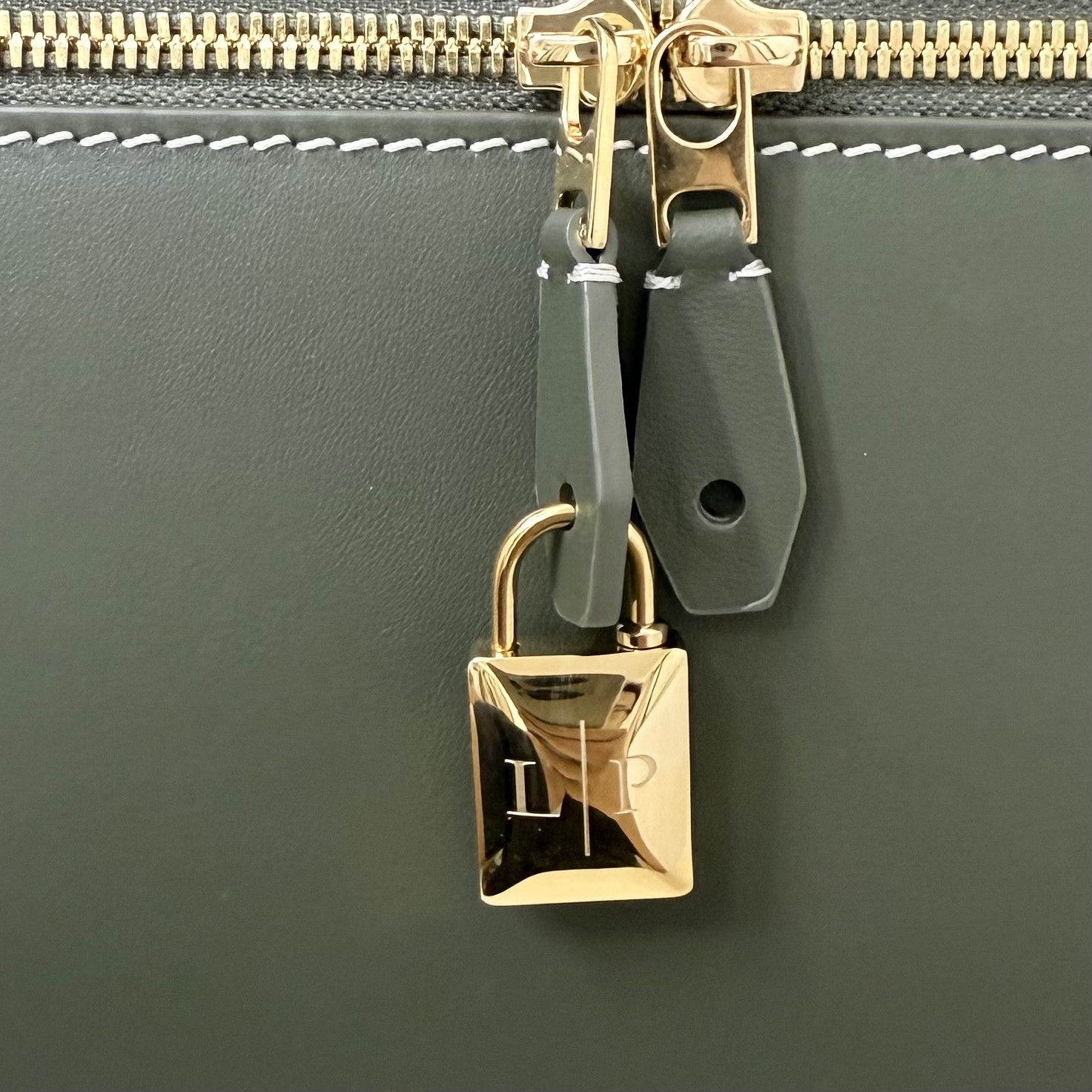 L0r0 P1ana Extra Pocket L27 16x27x10cm