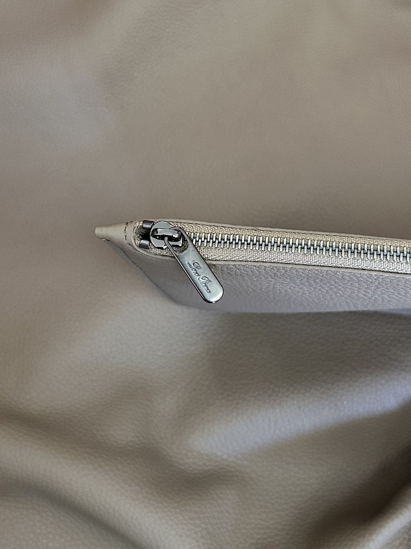 L0r0 P1ana Bale Hobo 40x32x27cm Handle length 22cm Without Box