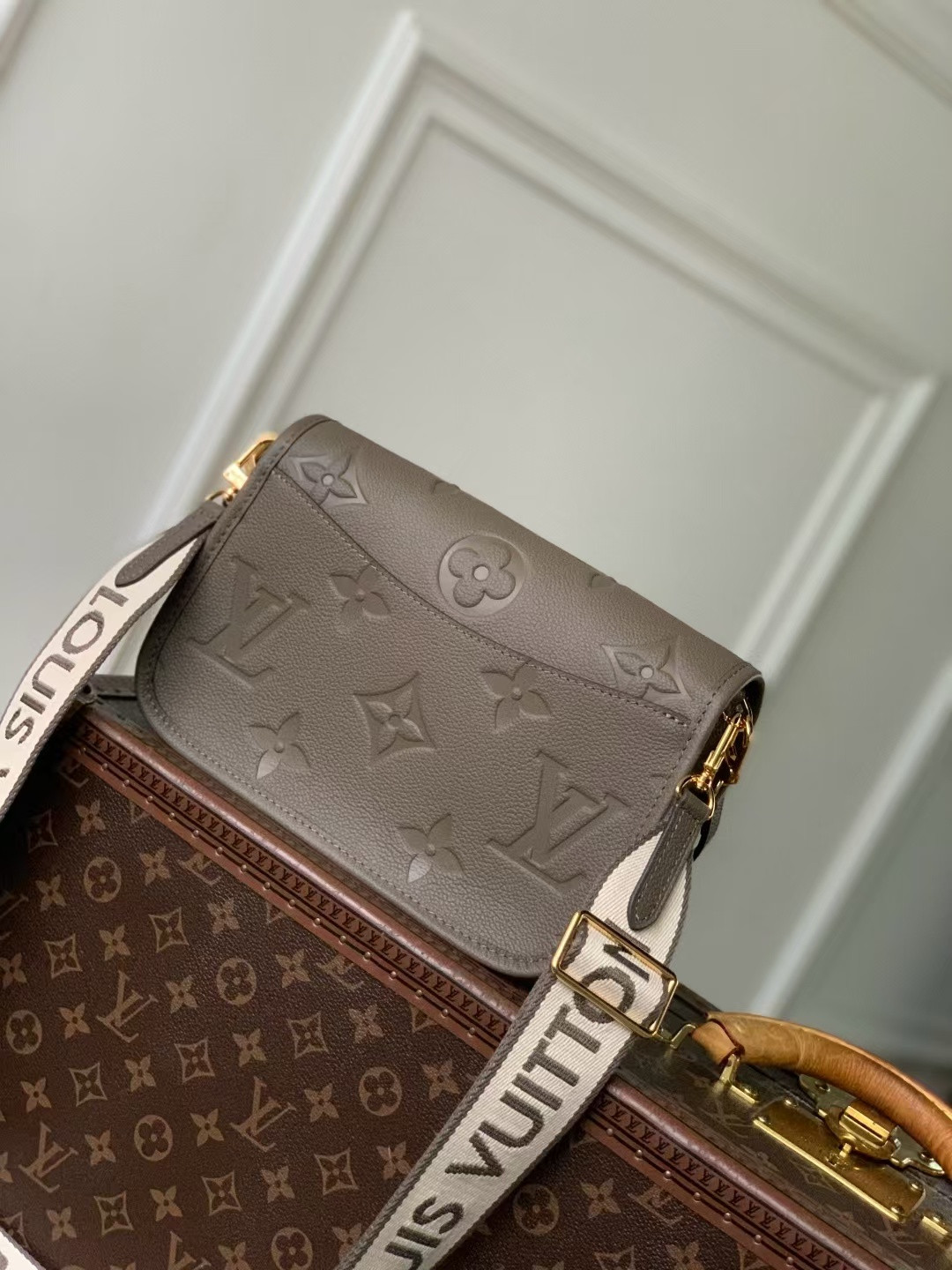LV Diane M15049 24x15x9cm