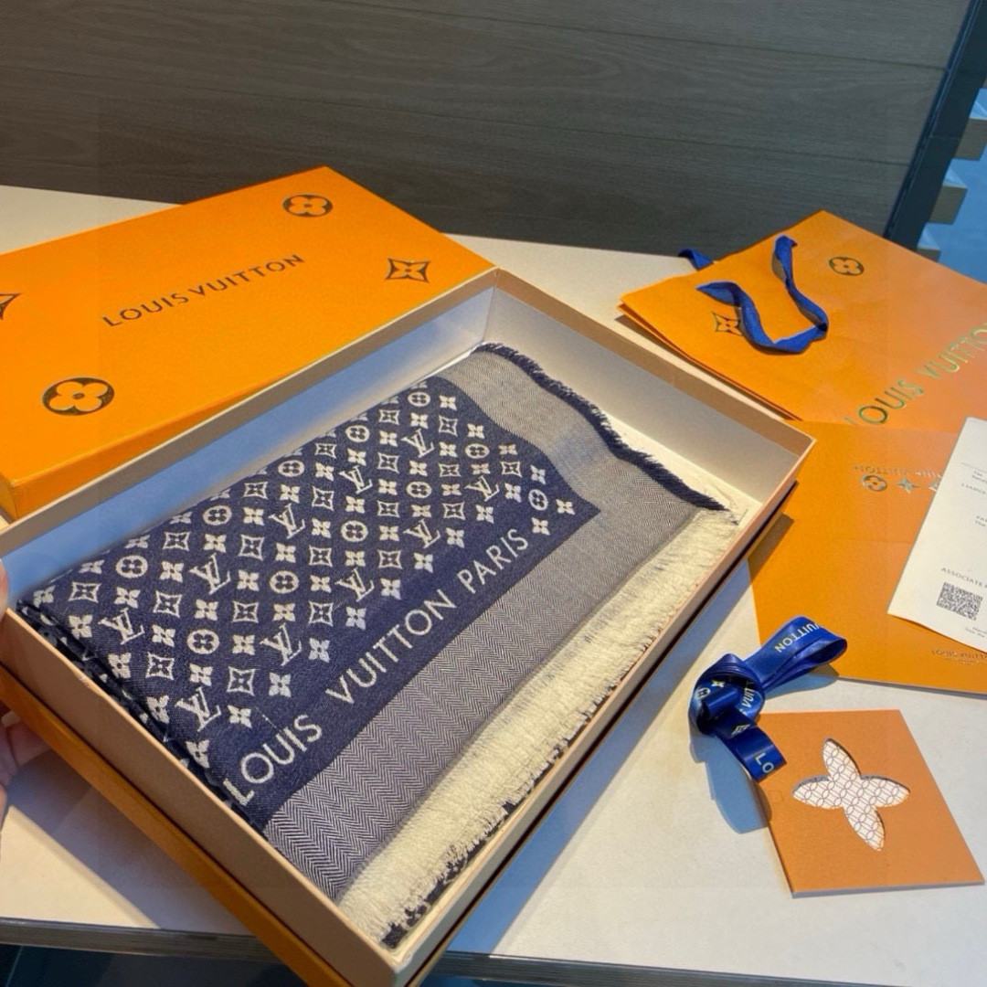 Louis Vuitton Monogram scarf 120x120cm 70% wool 30% silk