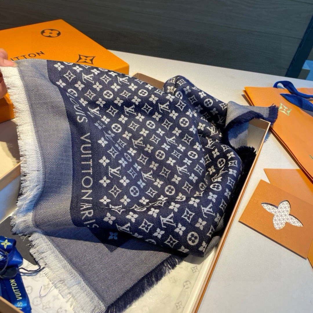 Louis Vuitton Monogram scarf 120x120cm 70% wool 30% silk