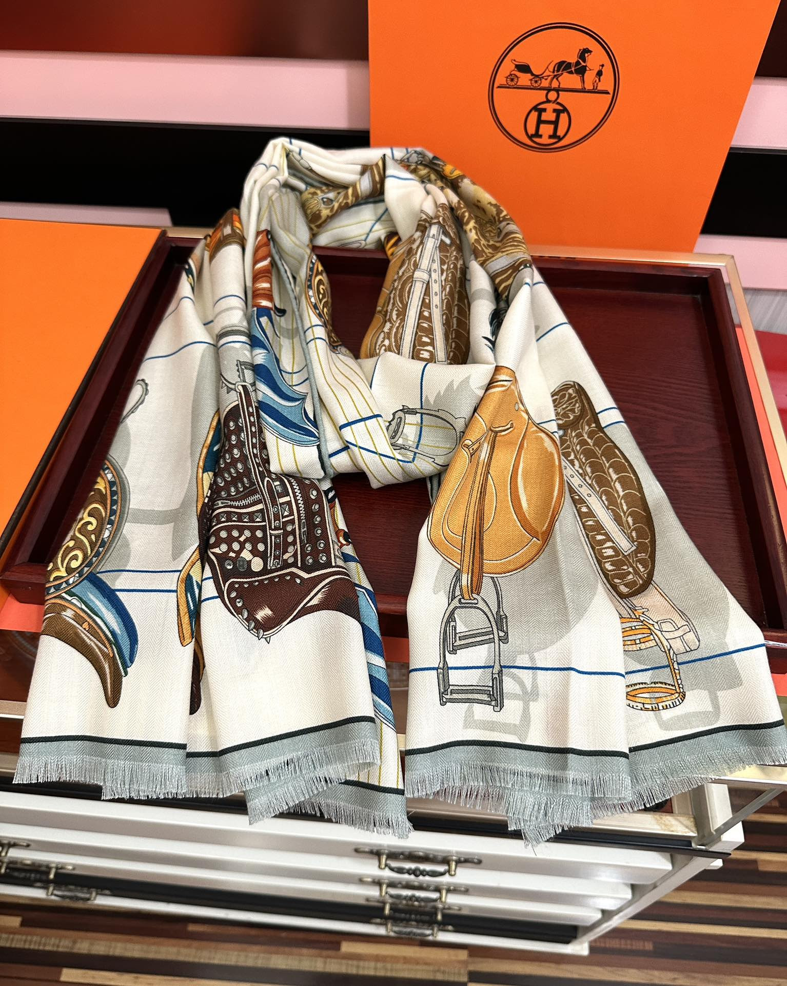 H**me5 scarf 65x185cm