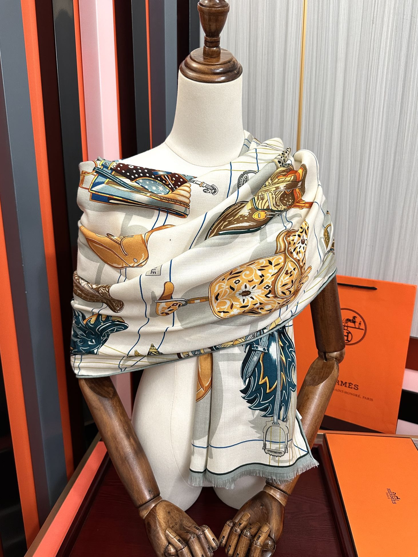 H**me5 scarf 65x185cm