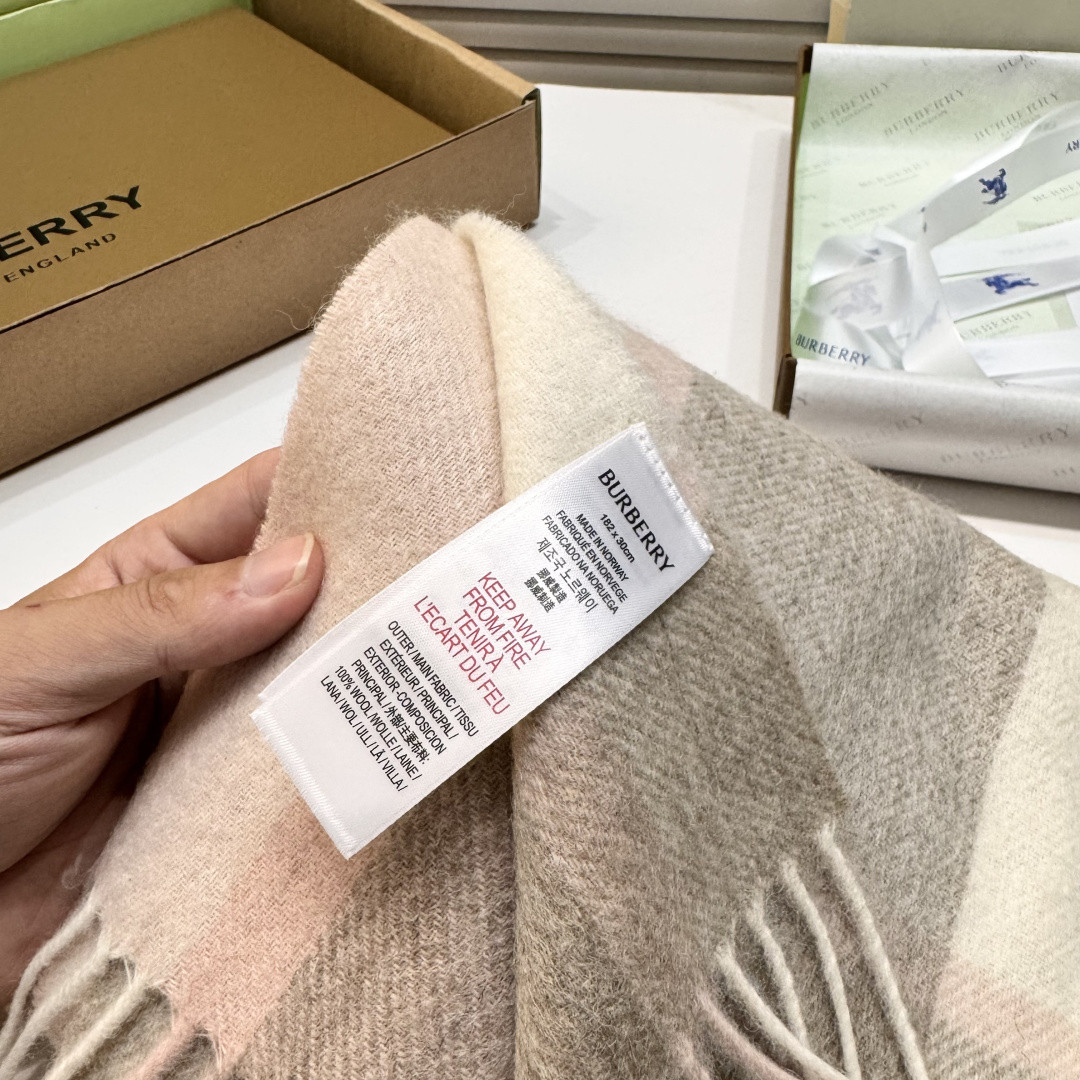 Bv*b*rry Ripple-patterned scarf 32x200cm