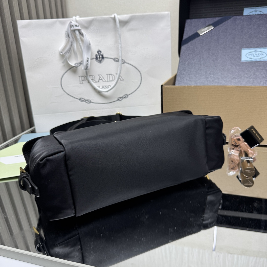 Pra*a Explore Large Re-Nylon and Leather Bag 22x32x11.5cm